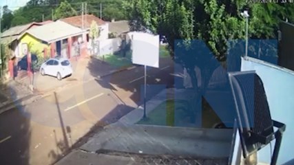 Câmera flagra possível autor de latrocínio deixando residência no Santa Felicidade