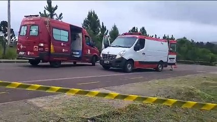 Jovem que estaria empinando moto sofre acidente e fica gravemente ferido em Quatro Barras