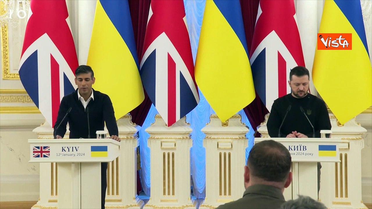 Il viaggio in treno, l'incontro con Zelensky e la visita ai soldati feriti. Il premier Sunak a Kiev