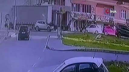 Yolun karşısına geçmeye çalışan kadına otomobil çarptı! Hayati tehlikesi devam ediyor