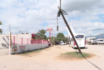 Poste de teléfonos a punto de caer en entrada de balneario en San José
