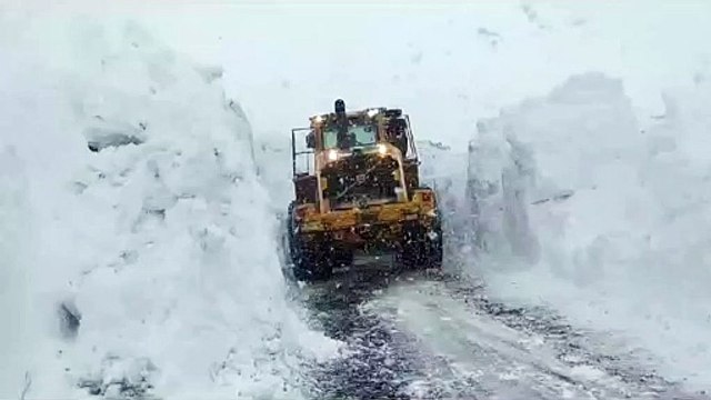 Yolu kapanan köyde rahatsızlanan çocuk için seferber oldular