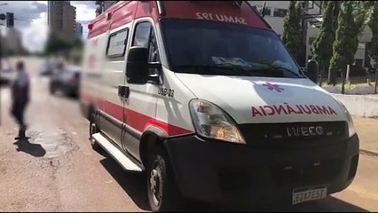 Vítima de acidente entre dois carros é socorrida no Centro