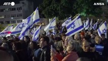 Tel Aviv, manifestazione per chiedere le dimissioni di Netanyahu ed elezioni