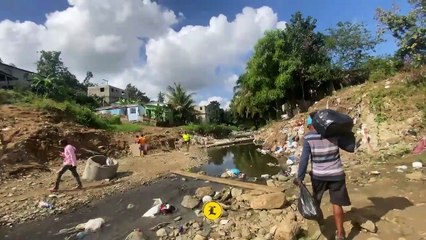 En Pedro Brand cruzan río Lebrón encima de una tabla a la espera de que terminen promesa de puente