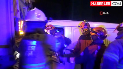 Belediye kamyonuna çarpan sürücü, sıkışan araçtan güçlükle kurtarıldı