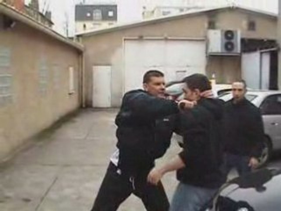 Krav maga parade de défense contre arme à feu / combat de rue