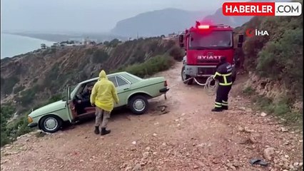 Uçurumdan yuvarlanmaya ramak kala durmayı başaran otomobili itfaiye ekipleri kurtardı