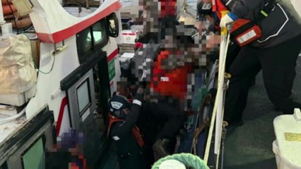 신안 만재도 해상 낚시 어선 좌초...10명 전원 구조 / YTN