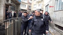 Polisi görünce kaçan 2,5 yıl hapis cezası olan hükümlü, binanın çatısında yakalandı