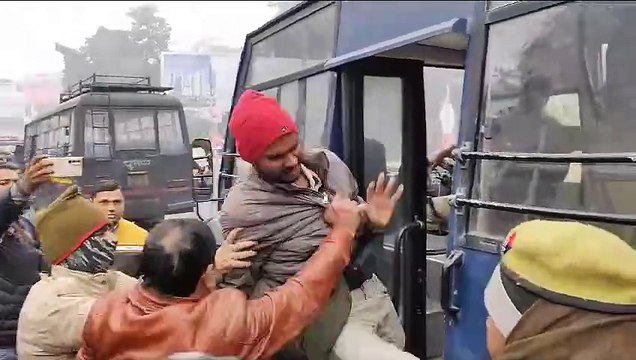 बेसिक शिक्षक 6800 का लखनऊ में मुख्य मंत्री आवास पर शांति प्रदर्शन