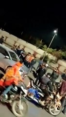 बीच सड़क युवती ने कार पर बरसाए पत्थर, तोड़े शीशे