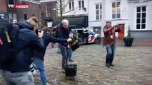 Hollanda'da Kur'an-ı Kerim'e saldırı eylemine müdahale eden grup ile polis arasında arbede