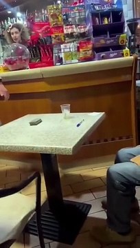 Ils font une blague géniale à un papy endormi dans un bar