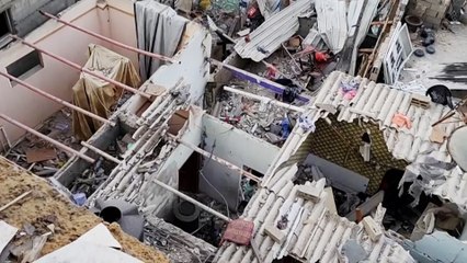 نجاة عائلة من قصف إسرائيلي استهدف منزلهم وسط رفح