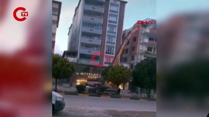 Gaziantep’te, ağır hasarlı 6 katlı bina yıkılırken çöktü