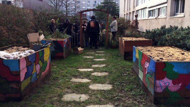 Au Bois l'Abbé au pied d'une barre un jardin