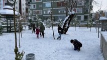 Van'da çocuklar kartopu oynayarak eğlendi