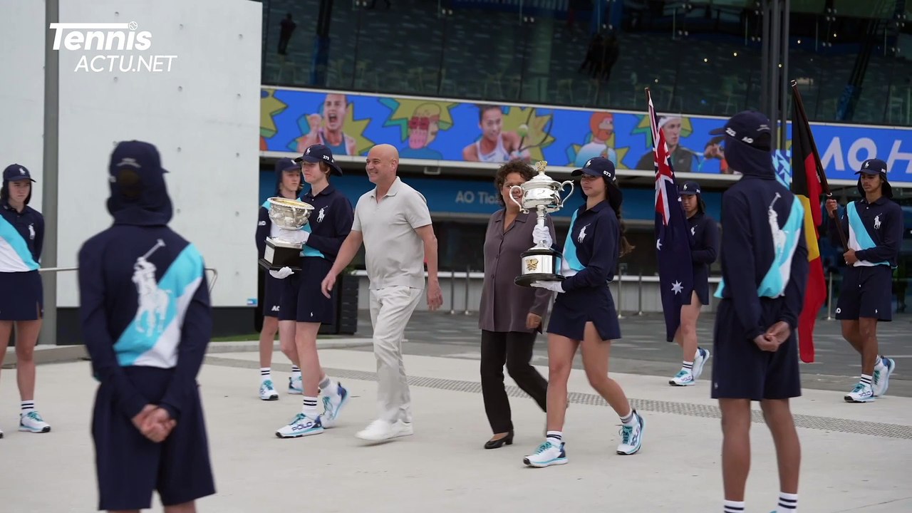 Open d'Australie 2024 - Andre Agassi... quatre fois vainqueur de l'Open d'Australie "is back" à Melbourne avec le trophée