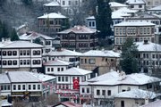 Safranbolu’nun tarihi yapıları beyaz örtüyle kaplandı