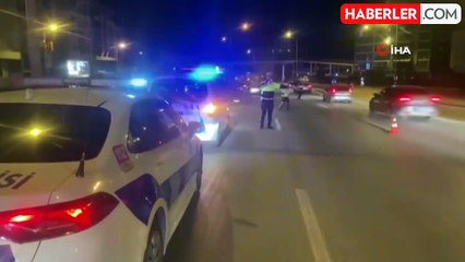 Alkollü sürücü aydınlatma direğine çarparak durabildi