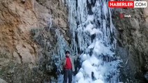 Amasya'da Su Atan Şelalesi Buz Tuttu