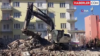 Çankırı'da depreme dayanıksız bina böyle yıkıldı