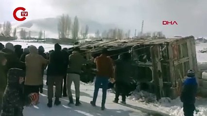 KANALA DÜŞEN KAMYONU HALATLARLA ÇEKEREK ÇIKARDILAR