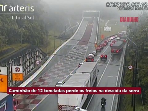 Caminhão de 12 toneladas perde os freios na descida da serra 