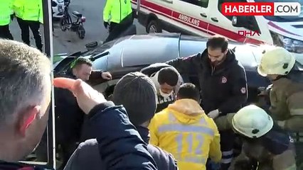 KÜÇÜKÇEKMECE'de otomobil iş yeri duvarına çarptı