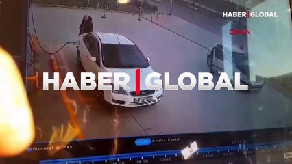 Kontrolden çıkan otomobil, benzinliği birbirine kattı