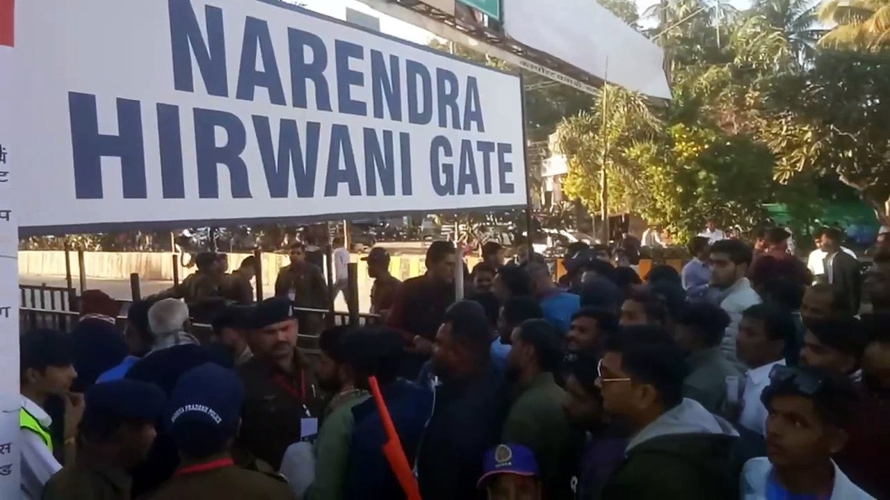 स्टेडियम में एंट्री के लिए शाम 4 बजे से लगी कतार