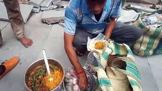 AMAZING MEAL FOR THE COMMON MAN I ALOO MATTER SABJI ROTI I INDIA STREET FOOD I