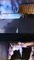 Los Bomberos en el edificio calcinado de Badalona
