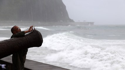 Download Video: Une tempête « historique » menace la Réunion