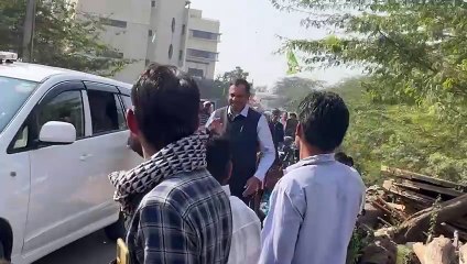 कुण्डा बस्ती में पहुंचे पुलिस कमिश्नर, बच्चों के साथ उड़ाई पतंग, खिलाई मिठाई