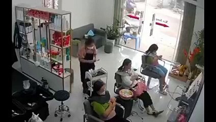 Mientras se cortaba el cabello en un salón de belleza, mujer fue atropellada por un tráiler adentro