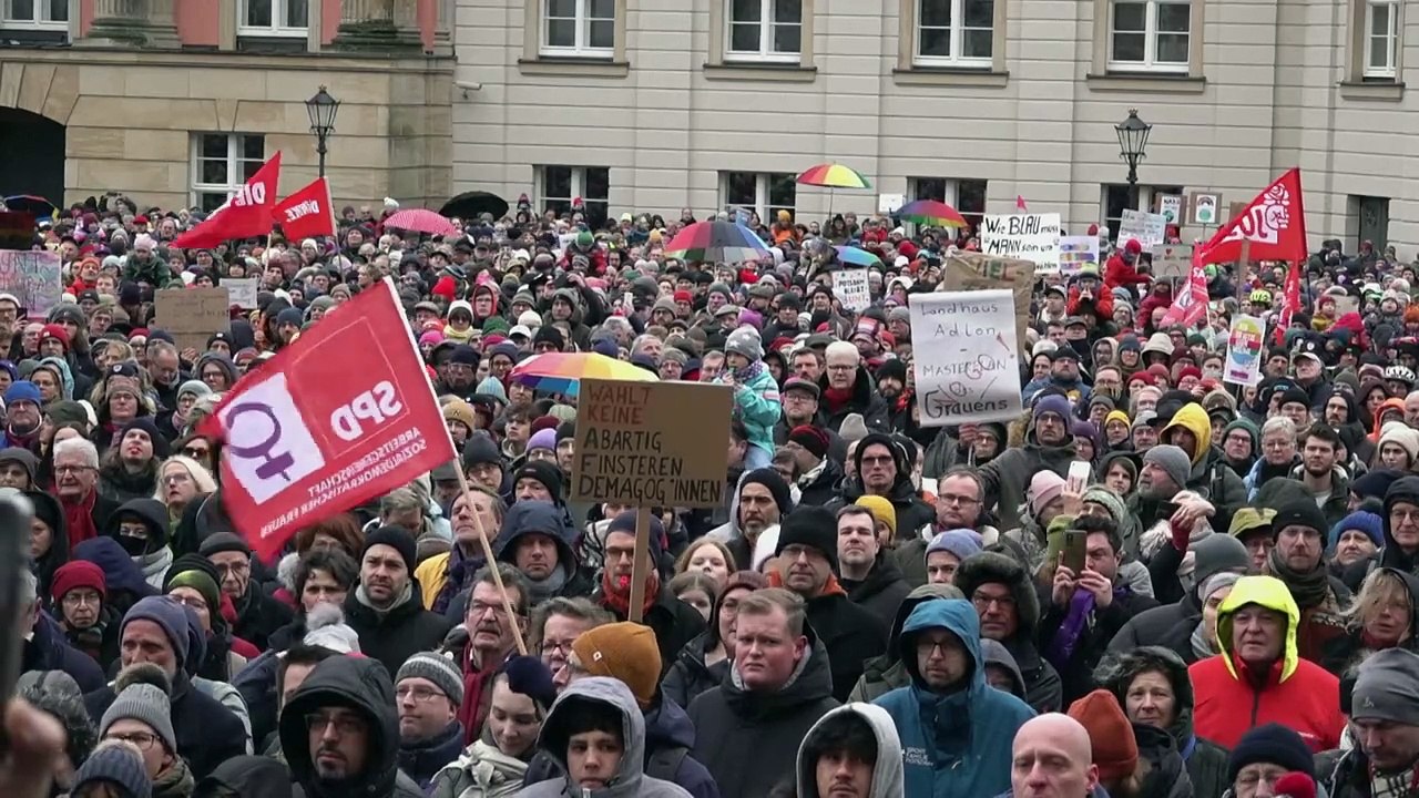 Tausende Menschen bei Kundgebungen gegen Rechts in Potsdam und Berlin