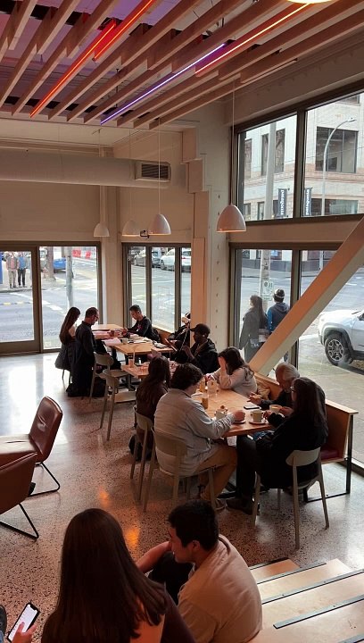 Man Casually Performs Magic at Portland Cafe