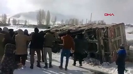 Kanala düşen kamyonu halatlarla çekerek çıkardılar