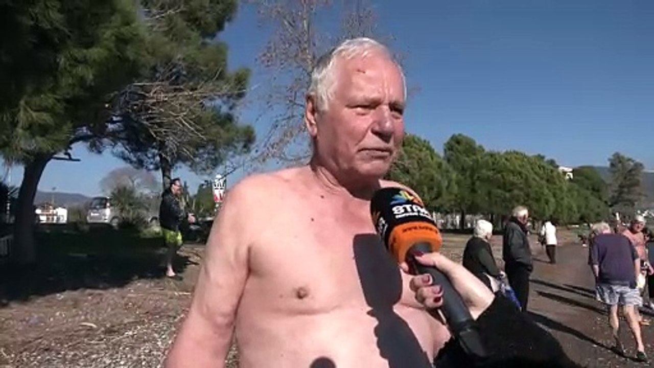 Κοπή πίτας και βουτιά στη θάλασσα έκαναν οι χει...