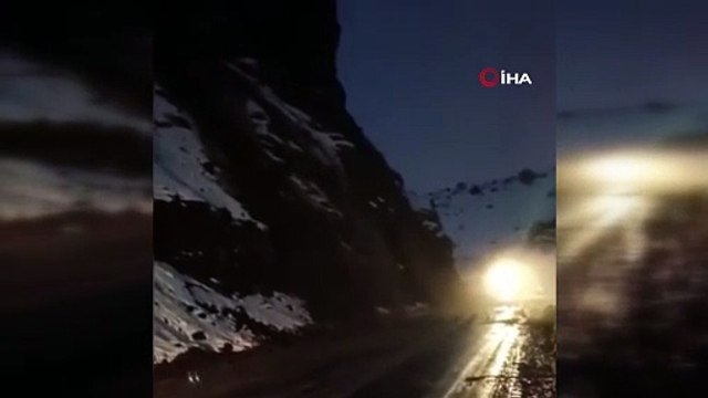 Dehşete düşüren anlar! Koca kaya parçası yola düştü: Faciadan kıl payı dönüldü