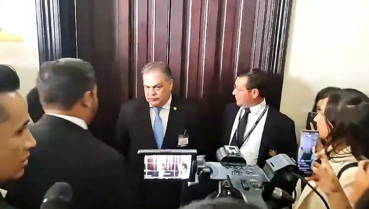 Video: Gritos, golpes y empujones entre diputados surgen en el Congreso