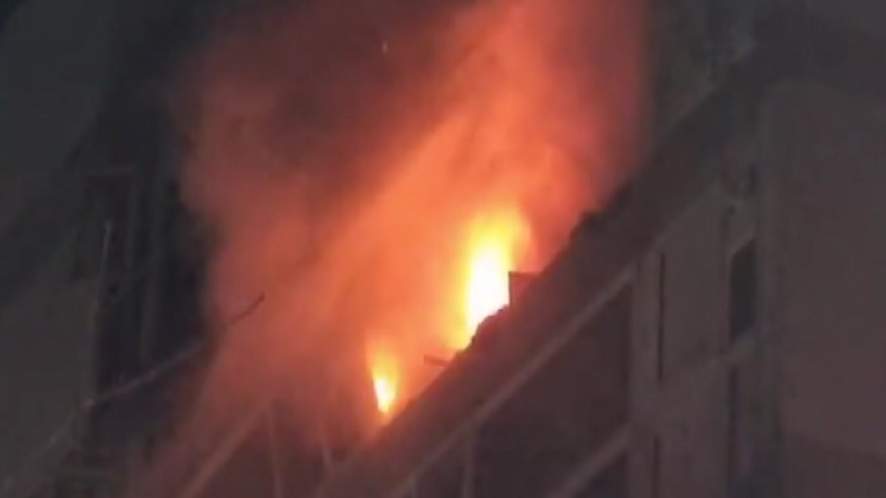 한밤중 세종시 아파트에서 불...10대 등 3명 전신 화상 / YTN