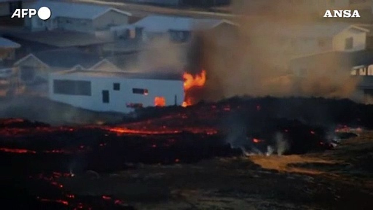 Islanda, la cittadina di Grindavik assediata dalla lava