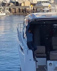 Cette femme ivre rate une marche sur son bateau... plouf