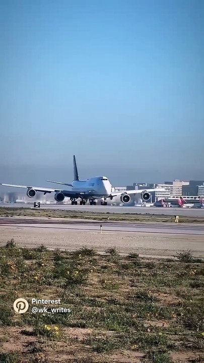 -Boeing-747-Take-off-and-disappeared-in-the-Cloud