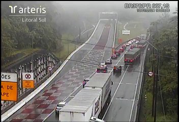Caminhão de 12 toneladas perde freios e evita acidente na área de escape da BR-376