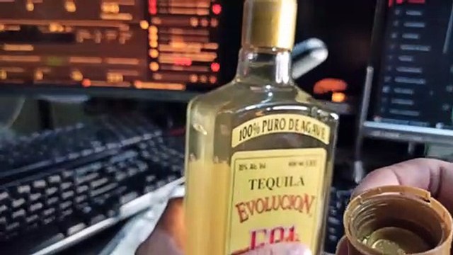 Abriendo una botella de tequila evolucion 501 reposado algunas personas dicen que es reposado en barricas en donde tambien reposan mezcal