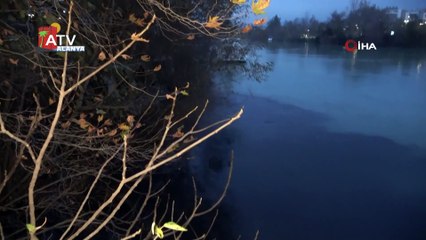 Manavgat Irmağı siyaha büründü